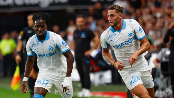 Adrien Rabiot et un joueur de l'OM durant un match.