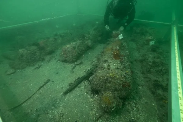 Examen sous-marin d'un canon ancien marqué dans la baie de Saint-Malo.
