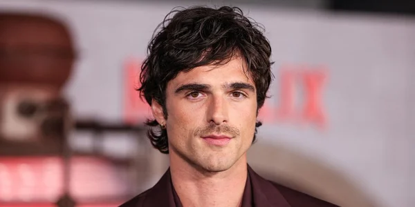 Jorge Bacardi et son épouse souriant ensemble en extérieur, lui en chemise beige et elle en haut turquoise à dentelle.