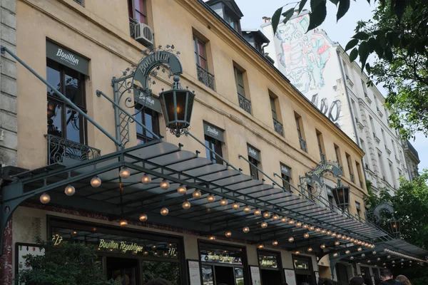 L'entrée lumineuse du Bouillon République dans le 3e arrondissement de Paris.