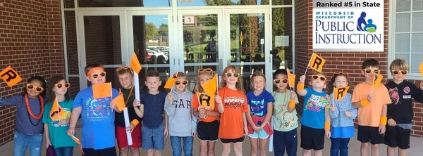 Élèves de l'école primaire Cedar Grove-Belgium lors d'un événement scolaire.