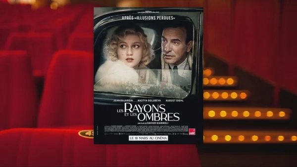 Affiche du film 'Les Rayons et les Ombres' avec Jean Dujardin, Nastya Golubeva et August Diehl dans une salle de cinéma.