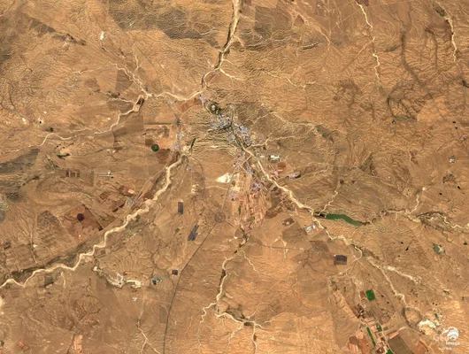 Un globe de plasma sphérique exhibant des filaments roses et violets lumineux sur fond sombre.