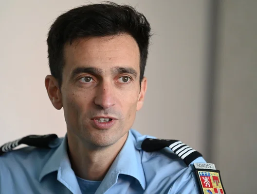 Des cadets et des gendarmes de la Loire réunis en formation devant un bâtiment officiel.