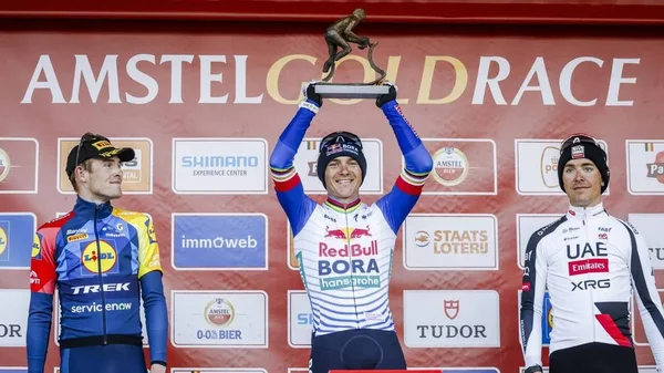 Le podium final de l'Amstel Gold Race avec Remco Evenepoel et les autres coureurs classés.