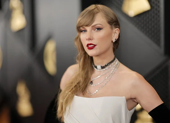 Portrait de Taylor Swift en robe blanche sur un fond sombre et doré.