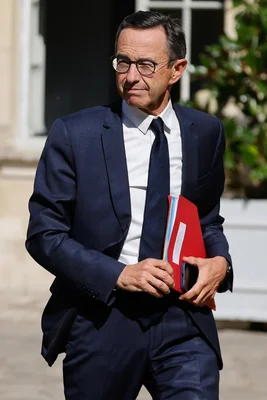 Un candidat ou représentant de la droite s'exprimant lors d'une réunion publique sur l'organisation d'une primaire.