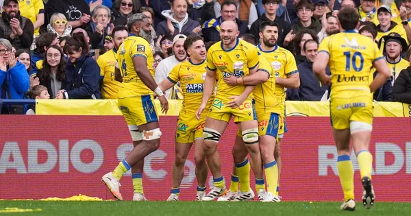 Les joueurs de Clermont célèbrent leur triomphe et leur place au sommet du championnat.