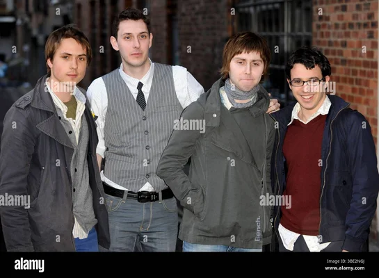 Les quatre acteurs principaux du film réunis devant un mur de briques.