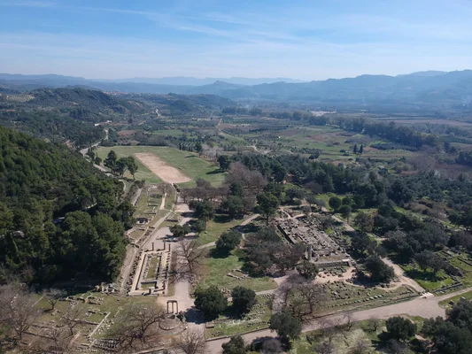 Vue d'ensemble du site archéologique d'Olympie et de son environnement naturel.