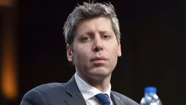 Résidence sombre à balcon perchée sur une colline escarpée de San Francisco.