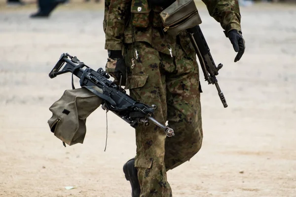 Un soldat de la GSDF en équipement complet lors d'un déplacement.