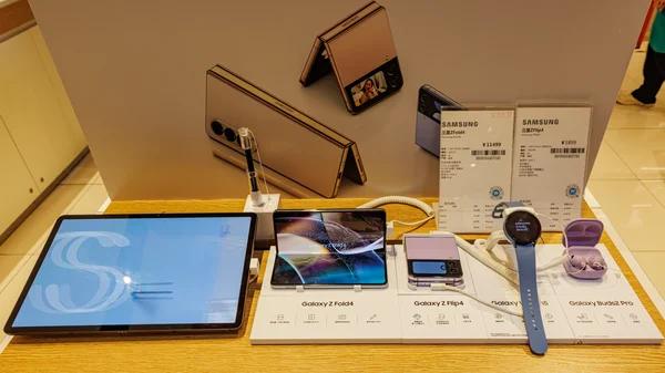 Une vitrine présentant la Galaxy Tab S8+, la Galaxy Z Fold 4, la Galaxy Z Flip 4, la Galaxy Watch 5 et les Galaxy Buds2 Pro.