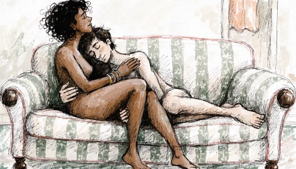 Un couple assis sur un canapé, l'un se blottissant tendrement contre l'autre dans une étreinte sereine et équilibrée