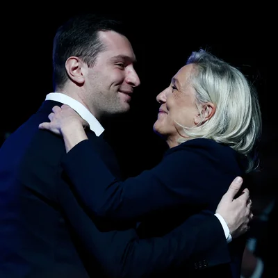 Marine Le Pen et Jordan Bardella partageant un moment de complicité.