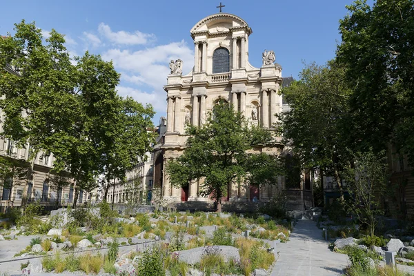 L'église Saint-Gervais surplombant le futur jardin mémoriel de la place Saint-Gervais à Paris.