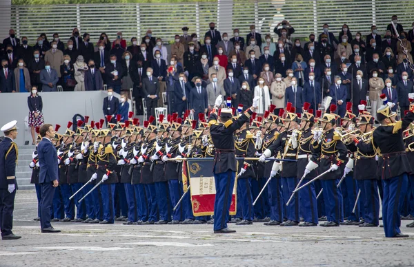 Le président Emmanuel Macron recevant les honneurs militaires place de la Concorde le 14 juillet 2021.