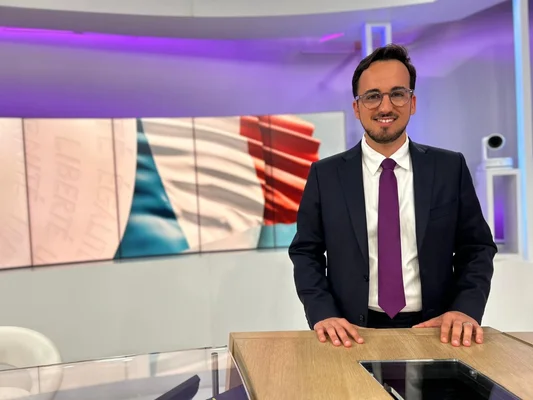 Bryan Masson, le nouveau maire RN de Cagnes-sur-Mer élu au 1er tour, lors d'un portrait officiel en studio.
