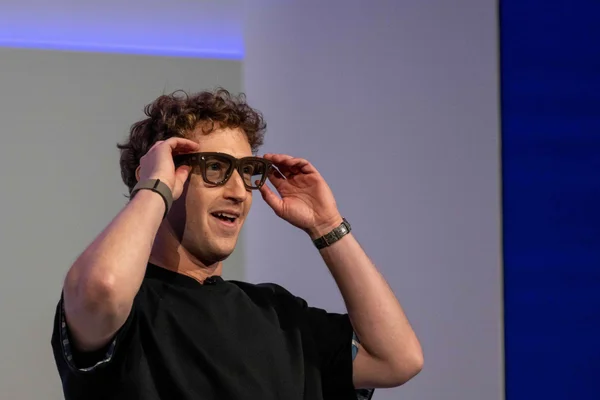 Un utilisateur manipulant des lunettes connectées Meta.