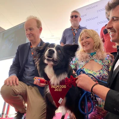 Snoop, le border collie lauréat de la Palm Dog 2023 pour 'Anatomie d'une chute', entouré de ses admirateurs.
