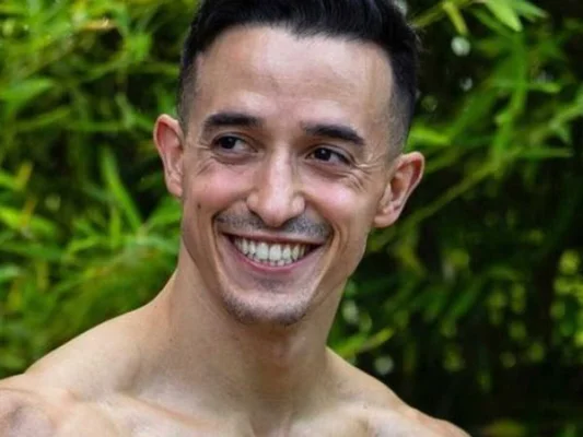 Tibo InShape enregistré lors d'un podcast.