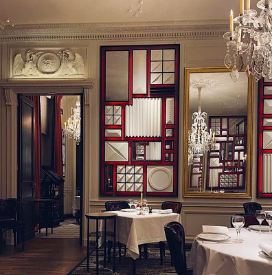 La salle à manger du restaurant L'Ambroisie, temple de la gastronomie parisienne.