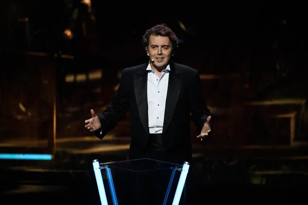 Alex Vizorek s'apprêtant à présenter la cérémonie des Molières sur France 3.