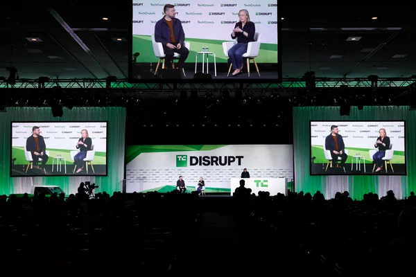 La scène principale du TechCrunch Disrupt lors d'une session Startup Battlefield, avec des intervenants sur scène et le public dans la salle.
