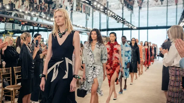 Sélection de maquillage Chanel photographiée en studio sur fond bleu.