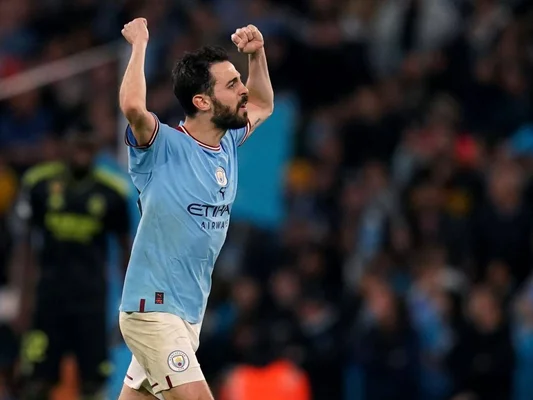 Bernardo Silva célébrant un moment de jeu avec enthousiasme.