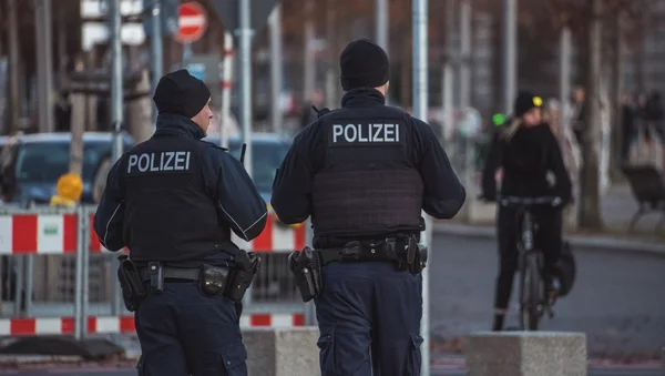 Officiers de police devant la banque lors de la prise d'otages.