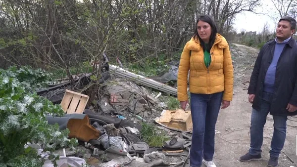 Déchets toxiques et débris dans la campagne de la « Terre des feux ».
