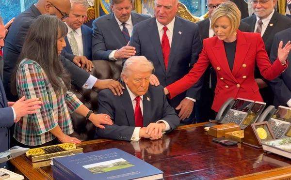 Donald Trump entouré de fidèles lors d'une prière collective dans le Bureau ovale.