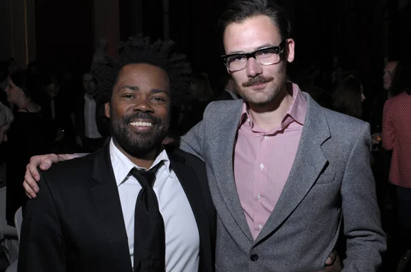 Foucauld Duchange (à droite) posant avec une autre personne lors d'un événement.