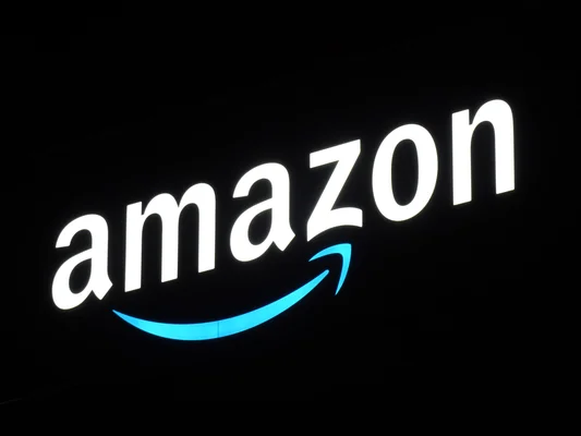 Logo d'Amazon au centre de distribution de Chiba, Japon.