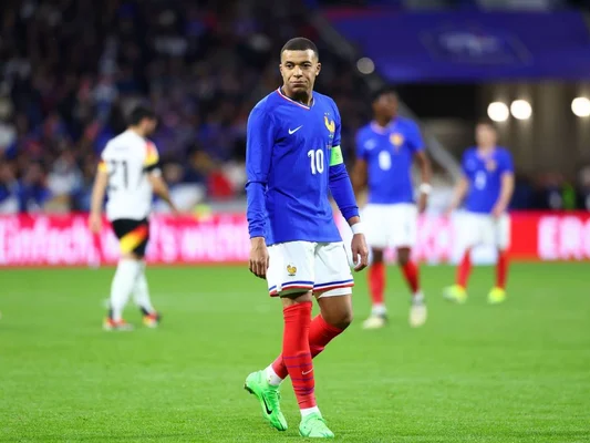 Kylian Mbappé en action sous le maillot de l'équipe de France.