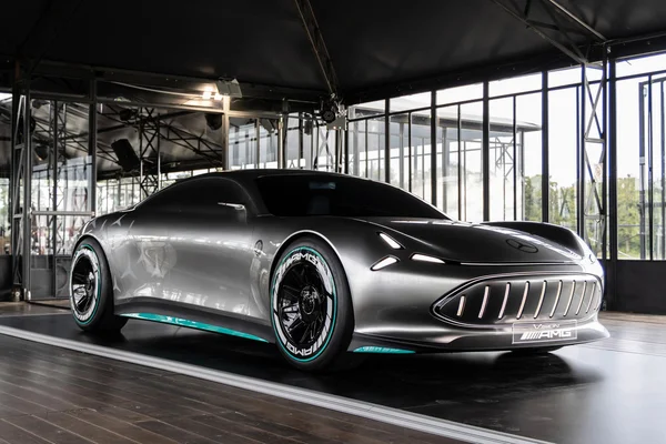 Concept-car Mercedes-AMG Vision One+ exposé dans un pavillon vitré.