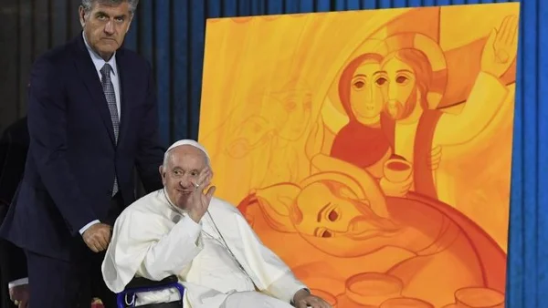 Le pape François au Festival des familles à Rome, devant une œuvre d'art religieuse.