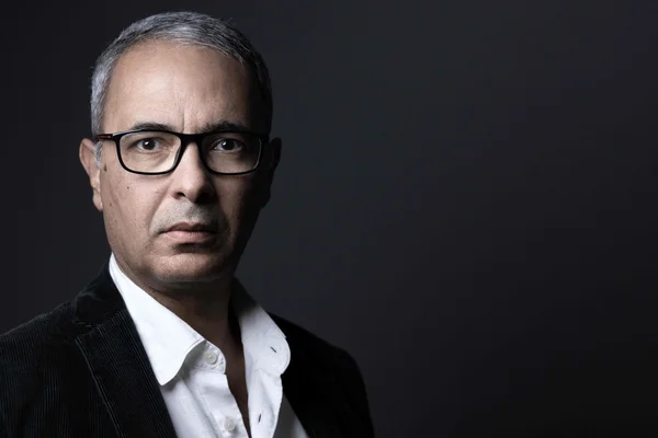 Portrait de l'écrivain Kamel Daoud, lauréat du prix Goncourt 2024.