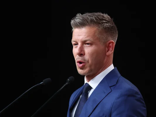 Peter Magyar, futur Premier ministre hongrois, lors d'une prise de parole devant la presse
