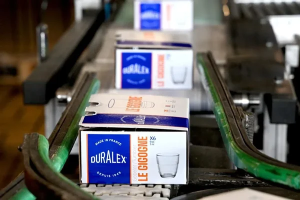 Chaîne de production des verres Duralex 'Le Gigogne' dans l'usine