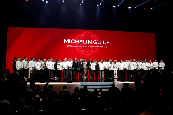 Chefs et invités sur scène lors de la cérémonie du Guide Michelin 2026.