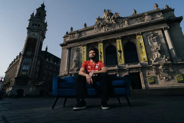 Olivier Giroud posant devant le Palais des Beaux-Arts de Lille.