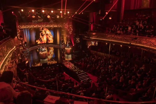 Vue de la salle d'un théâtre durant une représentation pour les Molières 2026.