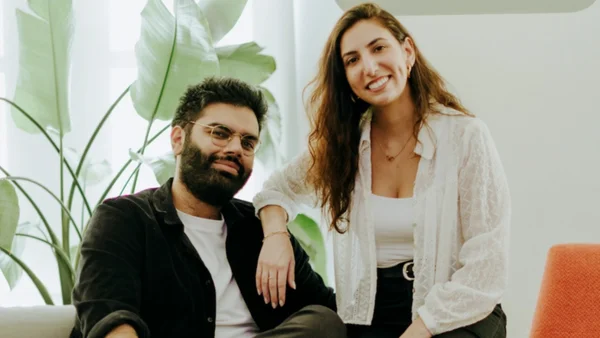 Nim Cheema et Gabriella Hachem, cofondateurs de Dessn, photographiés ensemble.