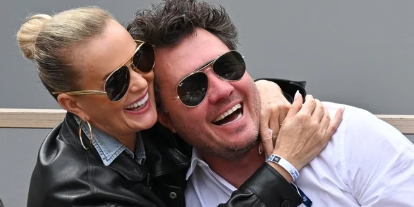 Laeticia Hallyday partageant un moment complice avec son compagnon à Roland-Garros.