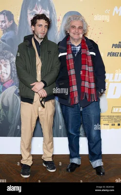 Graham Guit (à droite) devant une affiche de film.