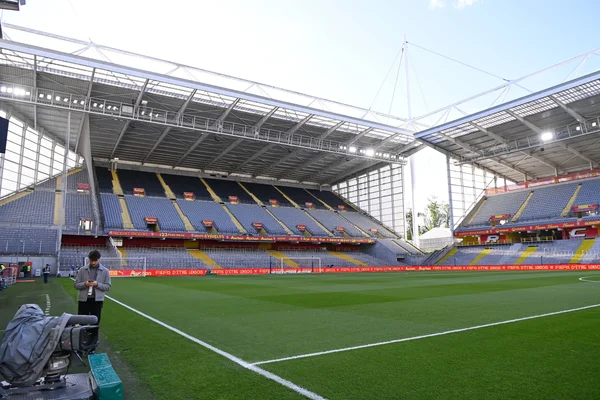 Le stade Bollaert avant le coup d'envoi, avec un caméraman en place.