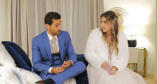 Antoine et Mélanie, l'air préoccupé, lors de leur mariage.