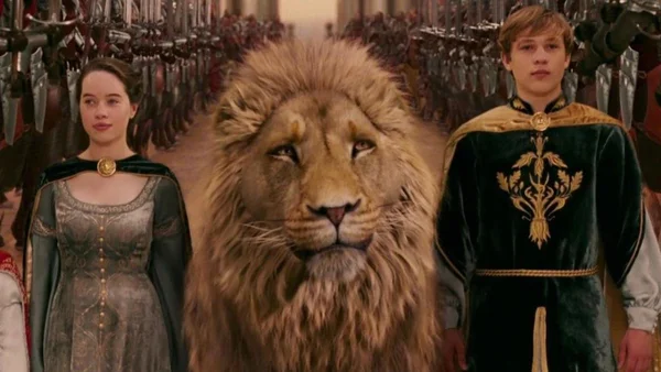 Scène du film Les Chroniques de Narnia avec Aslan et des personnages en costumes d'époque devant une armée.